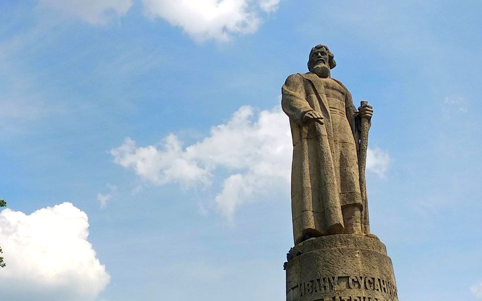 Сусанин кострома. Иван Сусанин памятник в Костроме. Памятник Ивану Сусанину. Памятник Сусанину Кострома. Памятник Ивану Сусанину в Костроме фото.