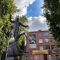 Памятник Юрию Гагарину у Люберецкого техникума