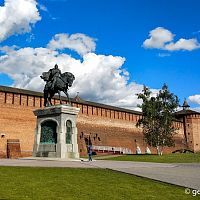 Памятник Дмитрию Донскому, Михайловские ворота и Грановитая башня кремля