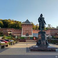 Памятник Петру I у подножия кремля Новгорода