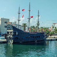Пиратский корабль у набережной Сусса