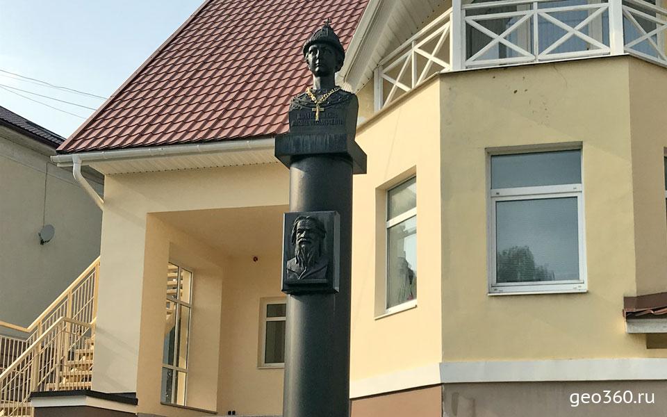 Новый памятник Ивану Сусанину - неточная копия дореволюционного памятника