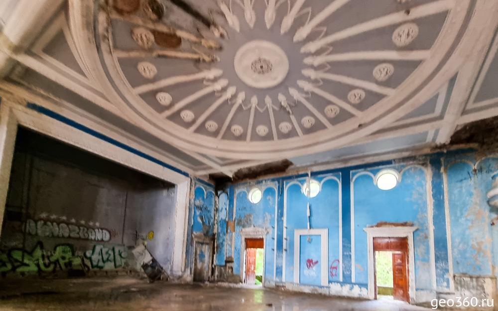 Концертный зал Зимнего театра в Гаграх