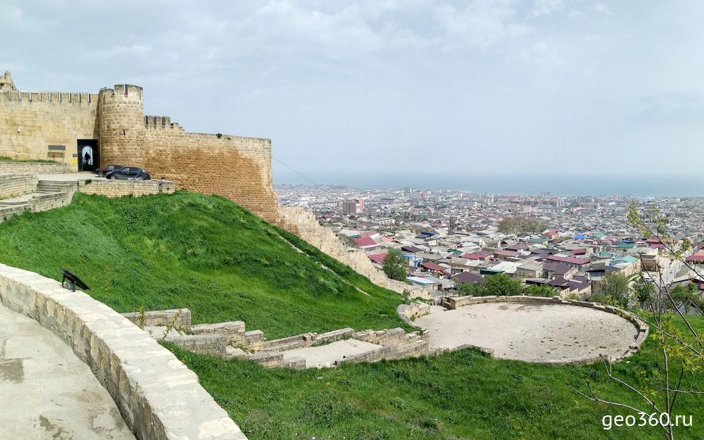 Вид на Цитадель и Дербент