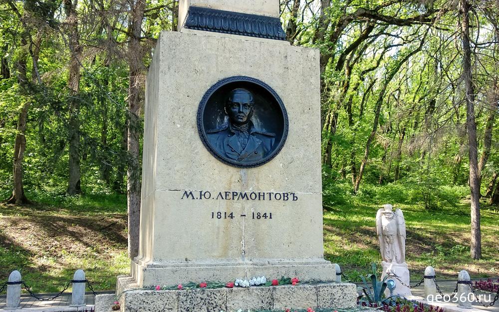 Где похоронен лермонтов в каком городе. Могила Лермонтова в Пятигорске. Памятник на месте дуэли Лермонтова в Пятигорске. Могила Лермонтова в Тарханах. Пятигорский некрополь Лермонтов.