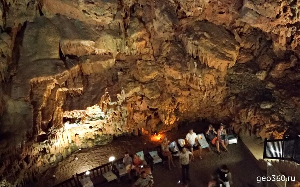 Внутри пещеры скамейки для отдыха и лечебных процедур