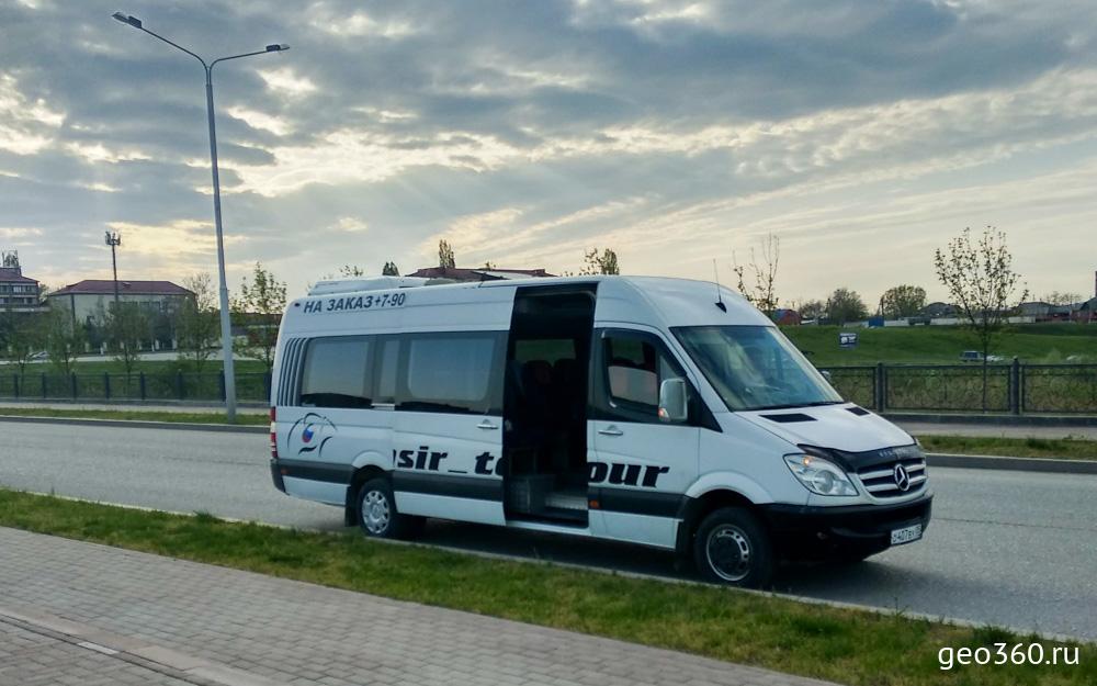 На таких комфортабельных автобусах возят туристов из Махачкалы в Грозный