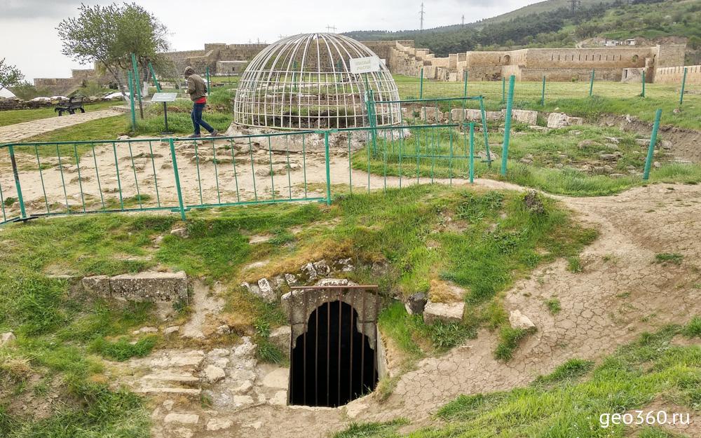 Крестообразное хранилище воды - бывший христианский храм